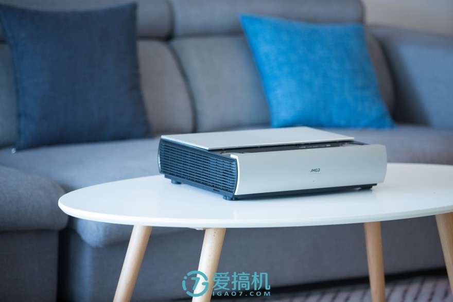 堅果SC激光電視評測：客廳有了它，還要電視干嘛？