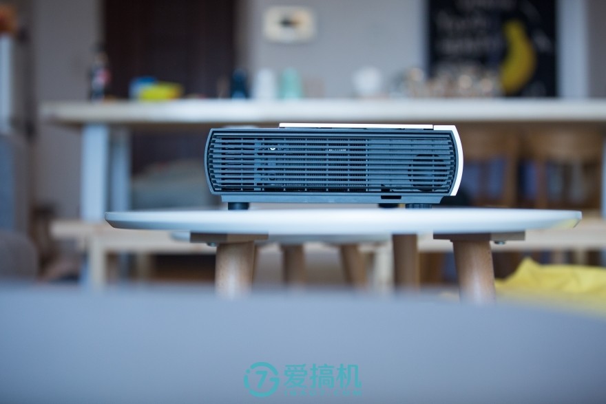 堅果SC激光電視評測：客廳有了它，還要電視干嘛？