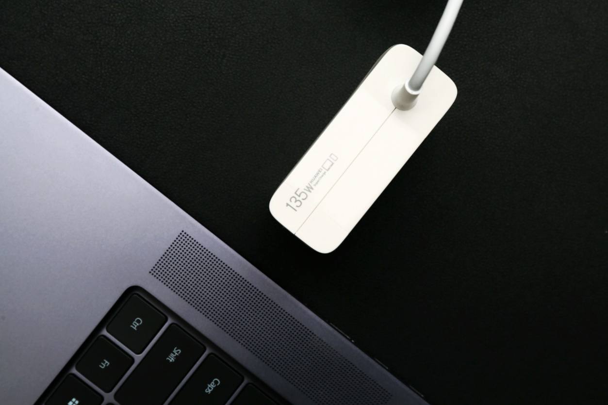 不止“大”一點，而是強很多！華為MateBook 16首發評測