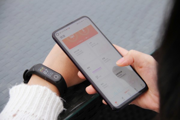 榮耀手環5i評測 USB隨拆隨充 高性價比的運動健康伴侶