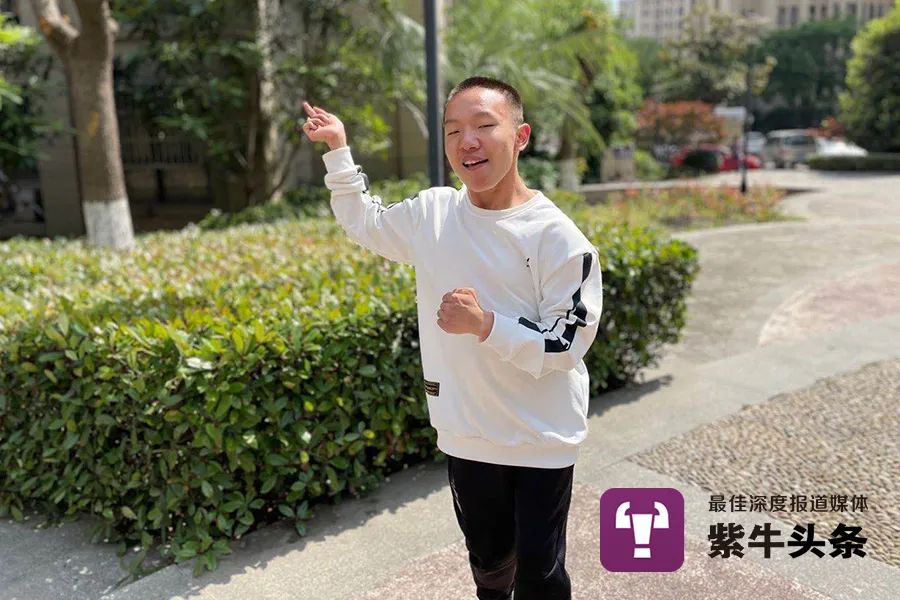 腦癱少年用腳打游戲做直播，“想掙錢帶媽媽去環游世界”