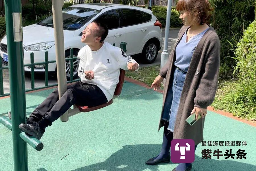 腦癱少年用腳打游戲做直播，“想掙錢帶媽媽去環游世界”
