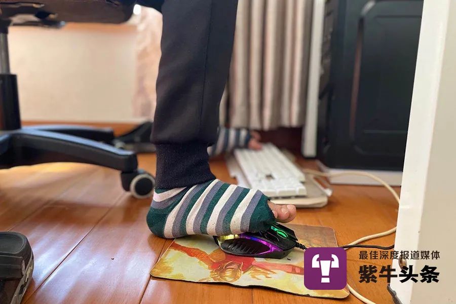 腦癱少年用腳打游戲做直播，“想掙錢帶媽媽去環游世界”