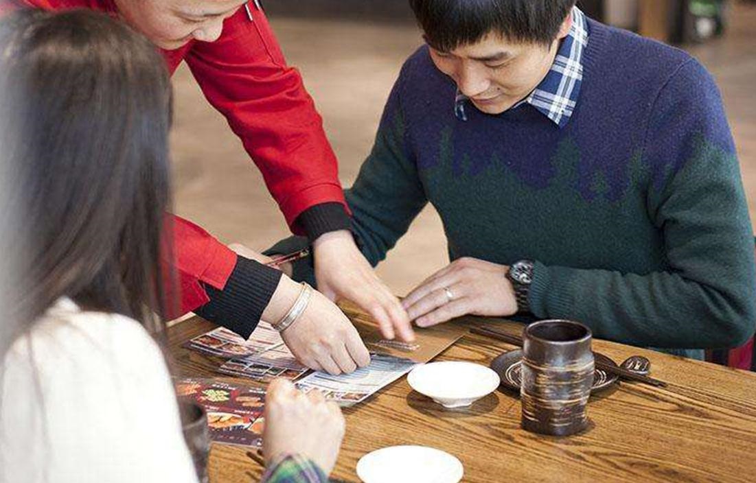 生意不斷流失的海鮮店，被逼用絕招——三折攬客！沒想到年賺千萬