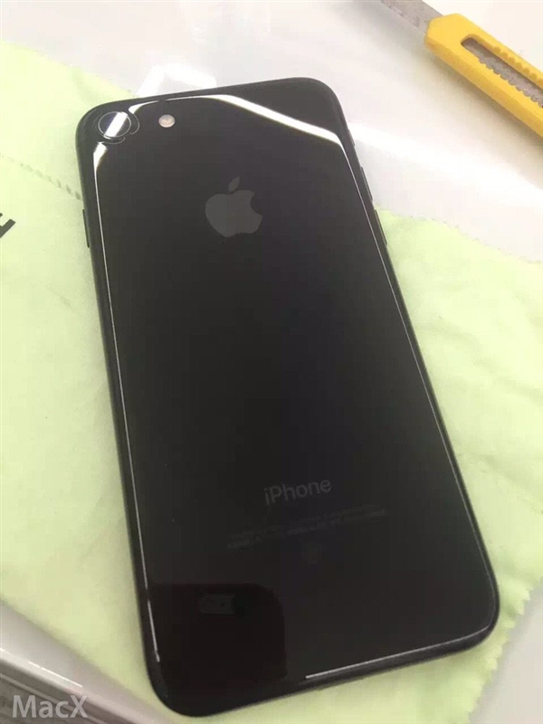 iPhone 7黑色、亮黑色真機對比：差別好大
