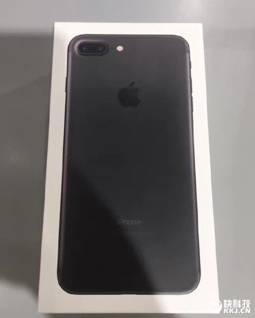 iPhone 7黑色、亮黑色真機對比：差別好大