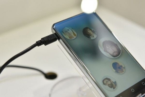 夏普“真·無邊框”手機驚艷：屏幕不再是方形！