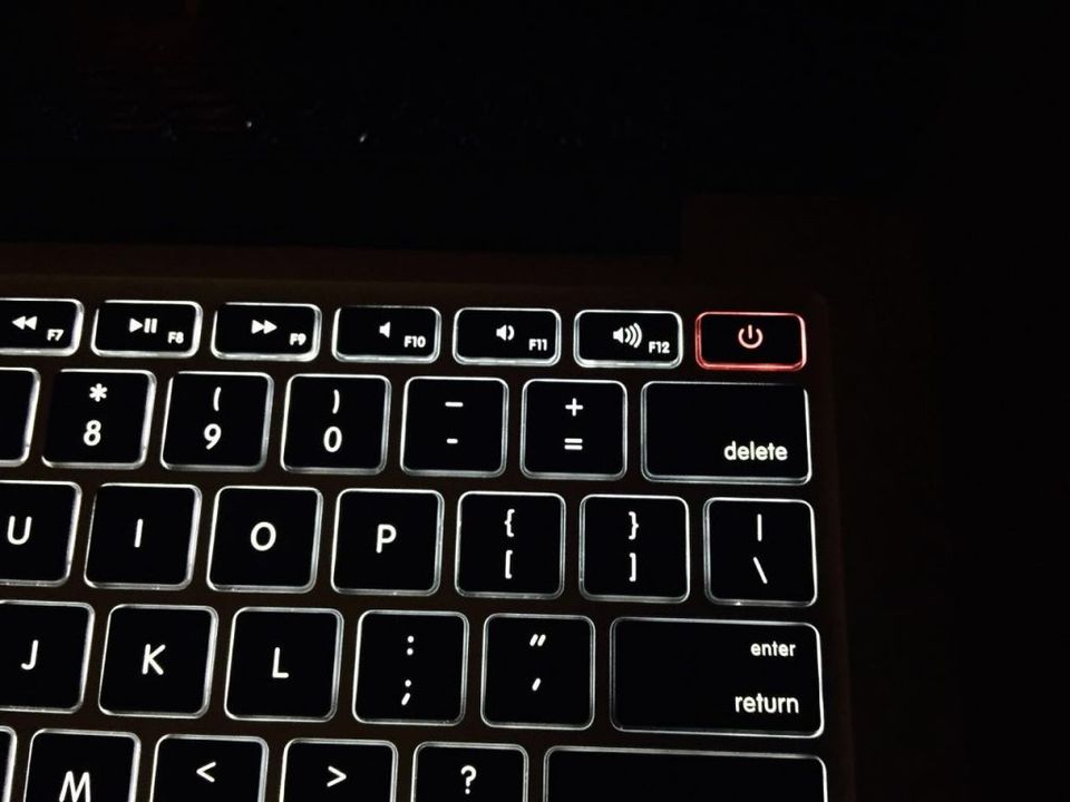 終于把Mac的鍵盤撬開，改了電源鍵的背光色