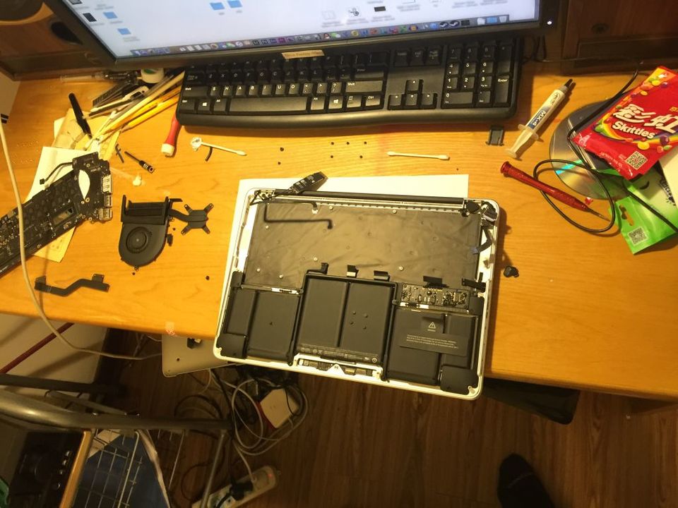 終于把Mac的鍵盤撬開，改了電源鍵的背光色