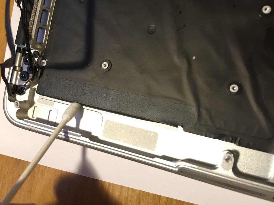 終于把Mac的鍵盤撬開，改了電源鍵的背光色