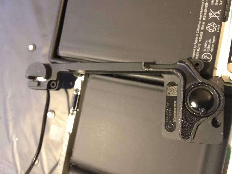 終于把Mac的鍵盤撬開，改了電源鍵的背光色