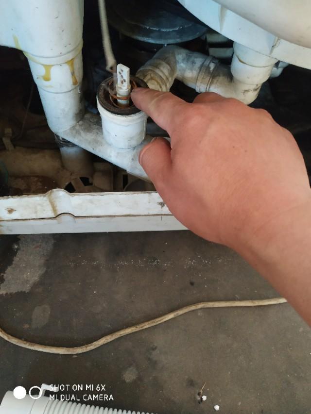 雙杠洗衣機洗滌時排水管流水不止維修方法