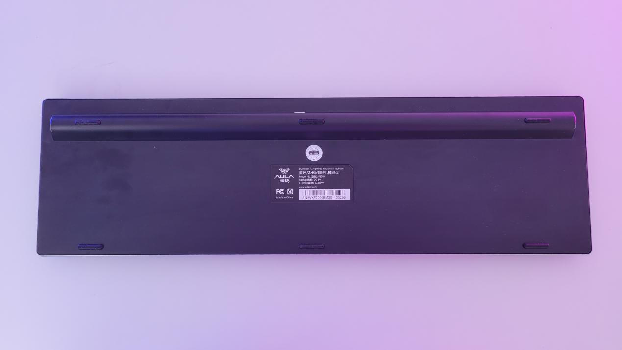 超薄的狼蛛F2090超薄型機械鍵盤，體驗桌面上的硬核操作