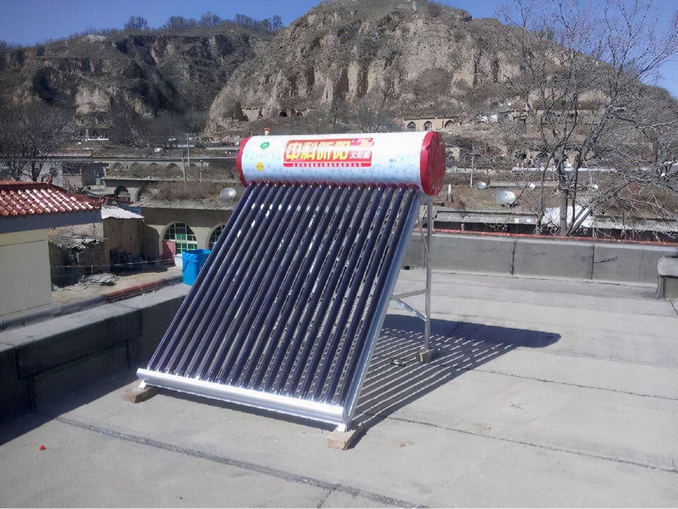 農村裝太陽能還是電熱水器更劃算？過來人告訴你，其實你想錯了