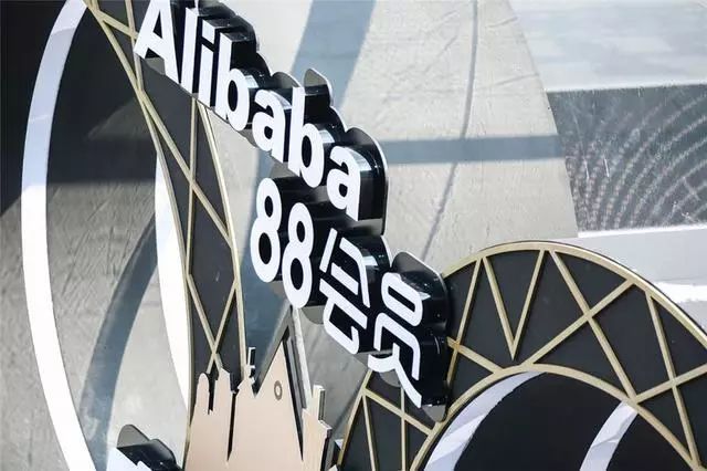 電商巨頭開玩付費會員，亞馬遜向左，阿里巴巴向右