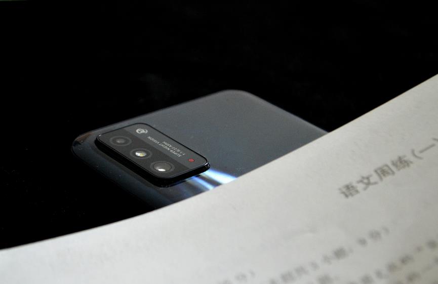 該給爸媽換新裝備了，這是一款屬于老年人的5G智能手機