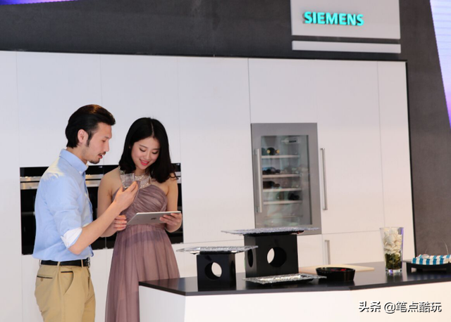 買冰箱送酒柜？西門子酒飲多門冰箱：你媳婦萬元化妝品我也全包了