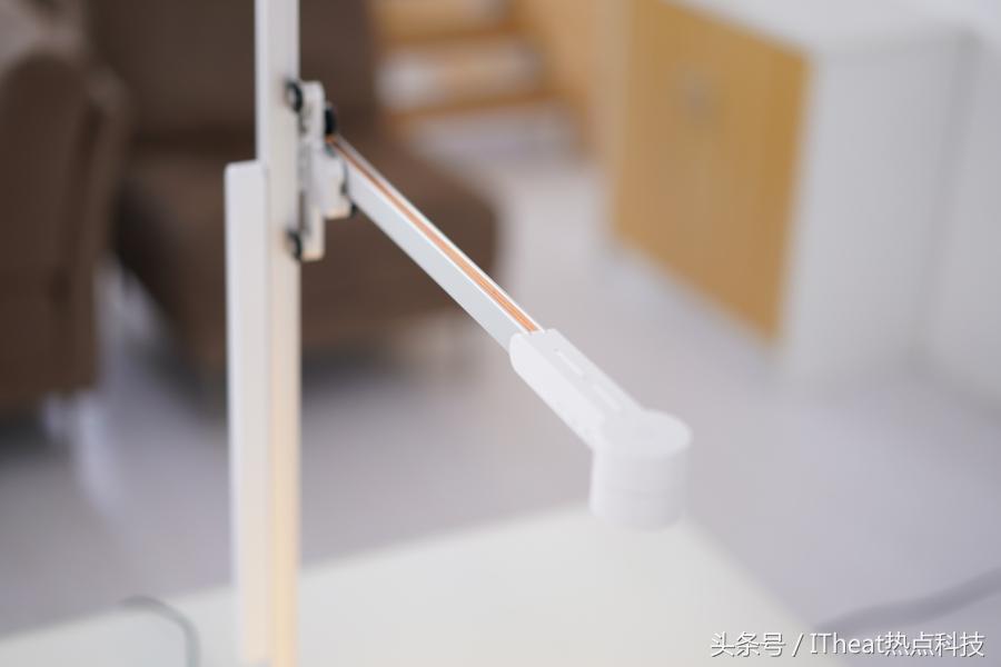 戴森Lightcycle臺燈評測:耀眼且實在