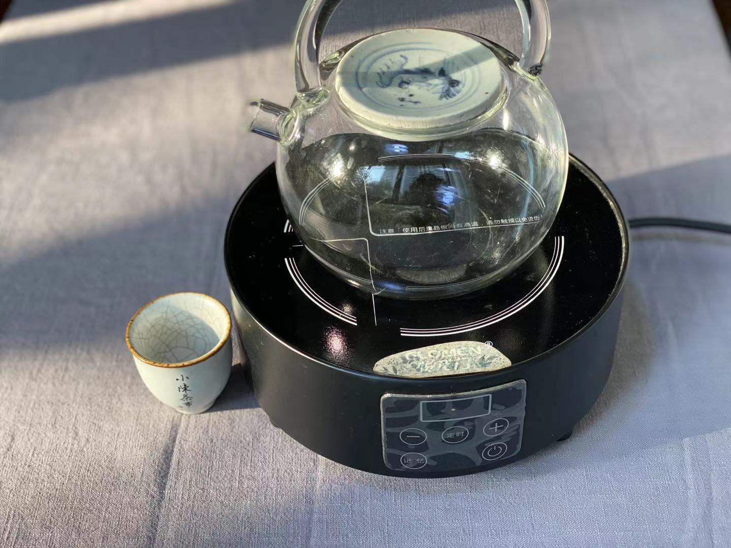 茶友入手的高等級白茶，號稱只能煮著喝，村姑陳不忍心打擊她