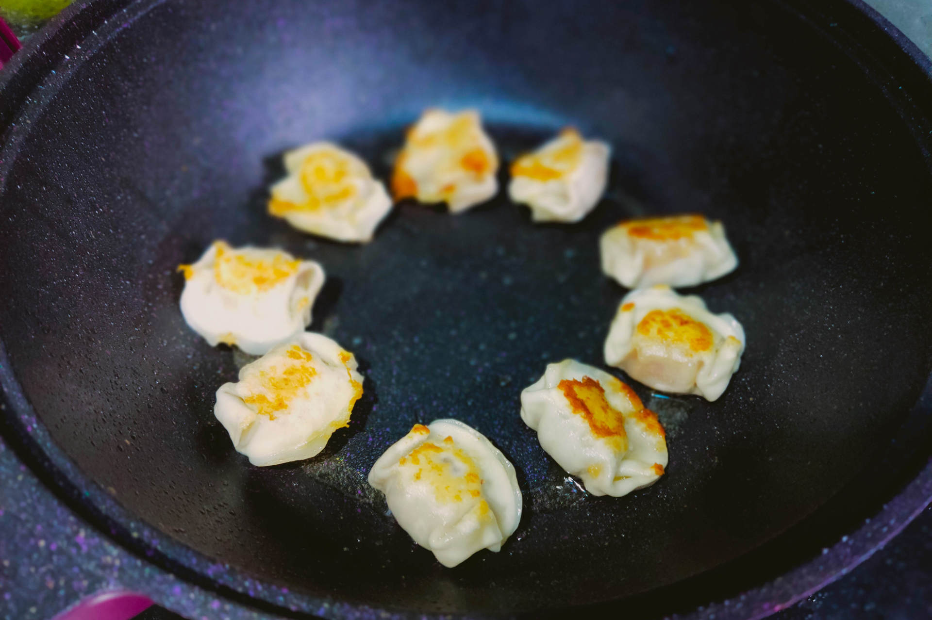 廚房里最騷顏色，英國帝伯朗不粘鍋評測：微壓+溫探+鈦金熔射